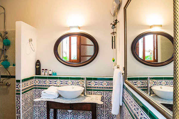 BAÑO CON AZULEJO VALENCIANO EN CASA EN ALQUILER. ALOJAMIENTO TURÍSTICO.