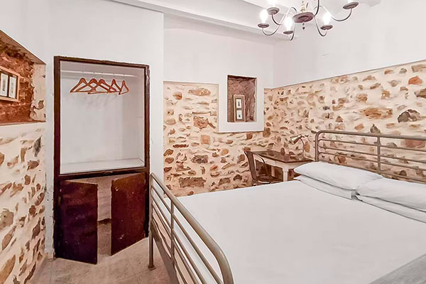 Habitación con paredes de piedra en sagunto