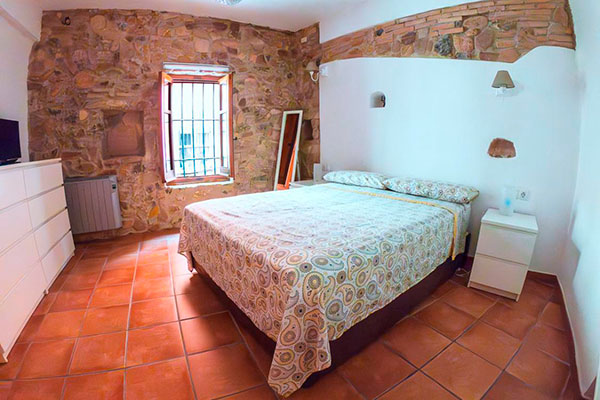 Habitación doble con piedra y suelos de barro cocido ALOJARSE_EN_EL_CASCO_ANTIGUO_SAGUNTO