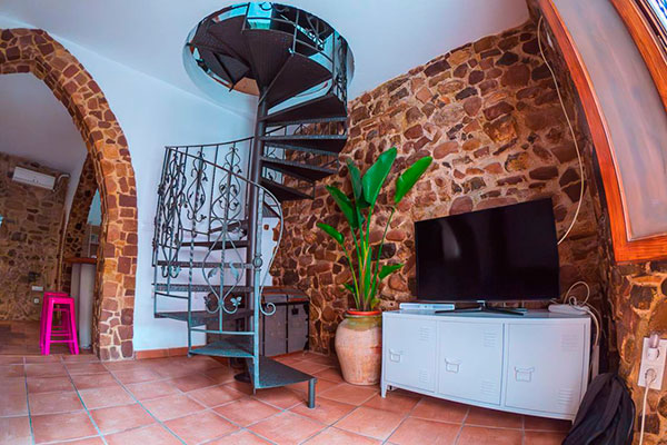 Casa con encanto en Sagunto con arcos de piedra y escalera de caracol de hierro forjado ALOJARSE_EN_SAGUNTO