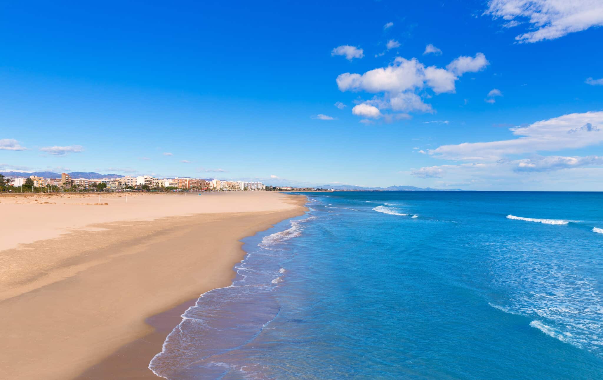 Vista gran playa de arena en Puerto de Sagunto